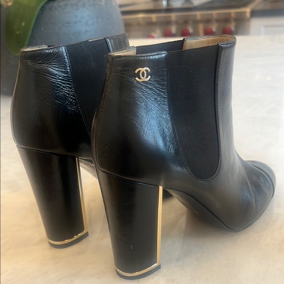 Elegant Black Ankle Boots - Picture 2 of 7